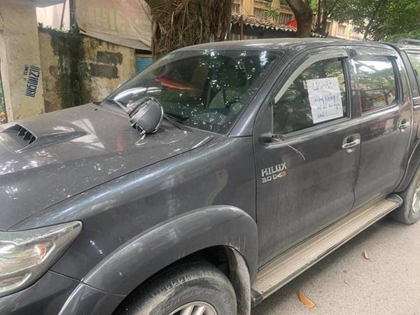 Đỗ xe bên đường, tài xế tức giận khi bị vặt gương, đọc mẩu giấy trên kính lại đỏ mặt xấu hổ-2