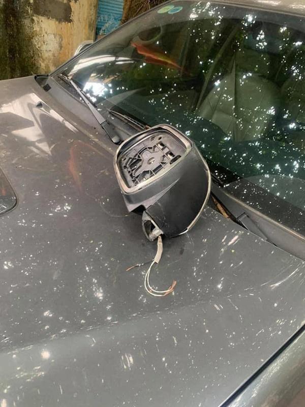 Đỗ xe bên đường, tài xế tức giận khi bị vặt gương, đọc mẩu giấy trên kính lại đỏ mặt xấu hổ-3