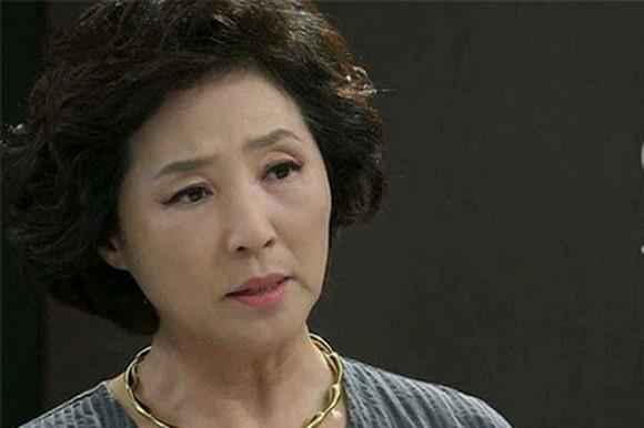 Đến nhà con trai chơi thấy bức tường cao ngăn đôi phòng khách, tôi thấy lạ nên hỏi chuyện và sốc nặng khi biết do lỗi của mình-1