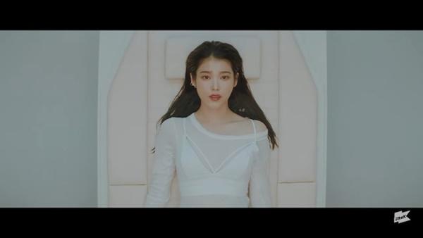 eight của IU - Suga đứng đầu nhiều BXH, phá kỷ lục BTS trong 1 giờ: Knet nói gì?-5