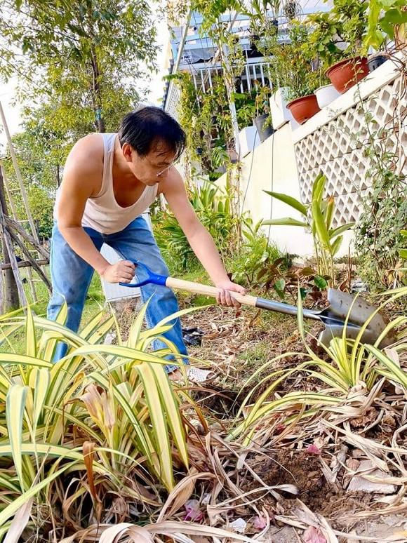 Giàu có hàng đầu showbiz Việt nhưng vợ chồng Trịnh Kim Chi cũng đích thân cuốc đất, trồng cây-4