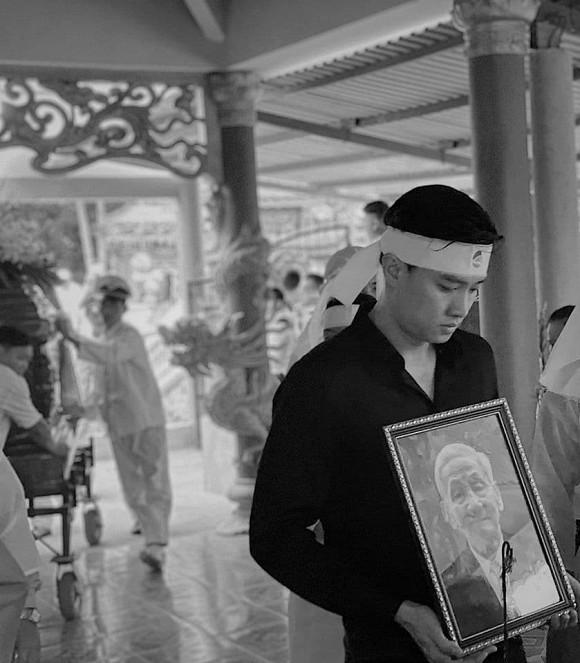 Hình ảnh Quốc Trường ôm di ảnh ông nội trong đám tang gây xúc động mạnh-1
