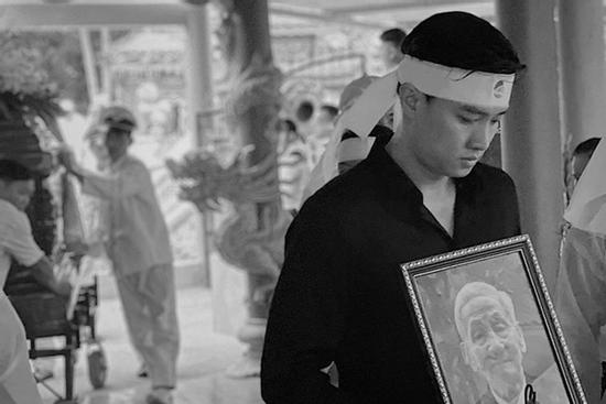 Hình ảnh Quốc Trường ôm di ảnh ông nội trong đám tang gây xúc động mạnh