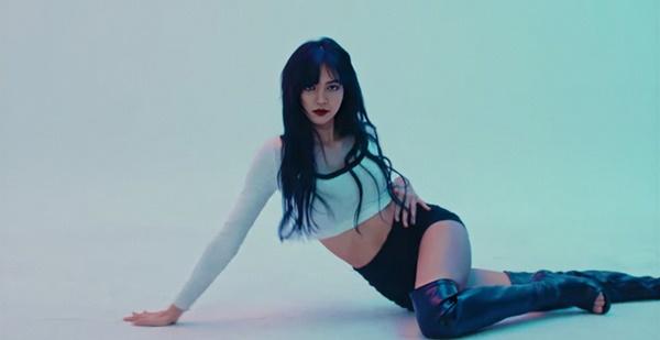 Knet chê trend mới của Lisa (BLACKPINK) gây bão là nhờ trò lố của YG, ai ngờ đôi chân cực phẩm ấy lại lên hẳn đài trung ương-1