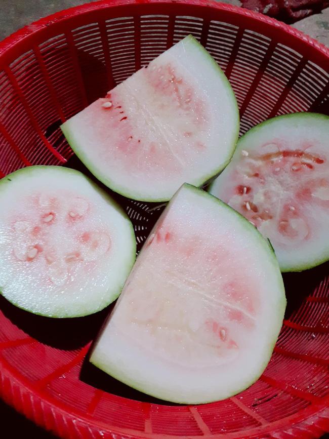 Tin lời người bán hàng em ngon lắm, mẹ trẻ ê chề mua dưa hấu nhưng bổ ra lại là bí đao ruột hồng-1