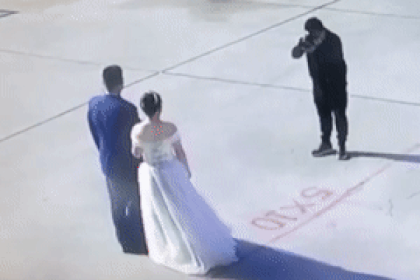 Clip: Đang chụp ảnh cưới, nghe tiếng chuông báo cháy, chú rể vội vã bỏ chạy, mặc cô dâu ngơ ngác đứng nhìn