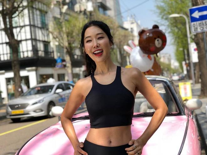 Ngoài gương mặt trẻ trung, xinh đẹp, nữ nha sĩ Hàn Quốc còn được ngưỡng mộ khi sở hữu thân hình thon gọn, dáng chuẩn chữ S gợi cảm ở tuổi 52. Nhờ lợi thế hình thể, Su Jin còn trở thành người mẫu quảng cáo, xuất hiện trên nhiều tạp chí.