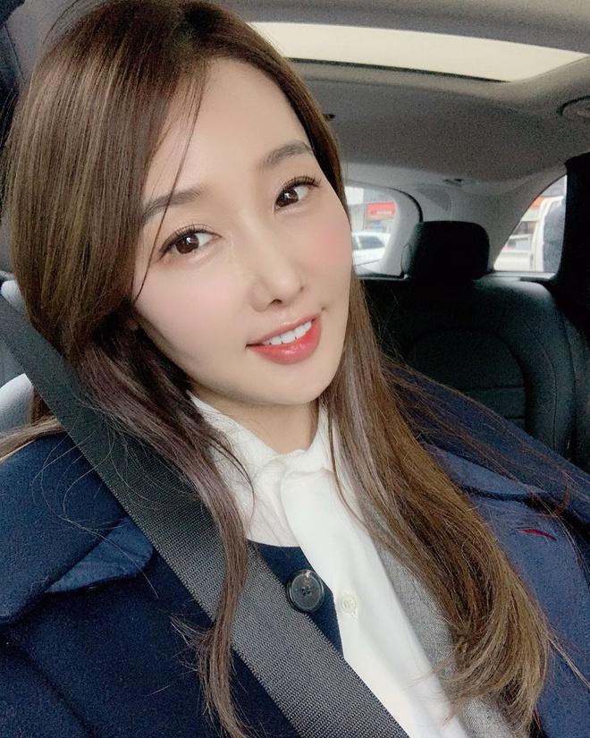 Trước tin đồn dao kéo để níu giữ tuổi xuân, nữ nha sĩ khẳng định mình chưa từng phẫu thuật thẩm mỹ.