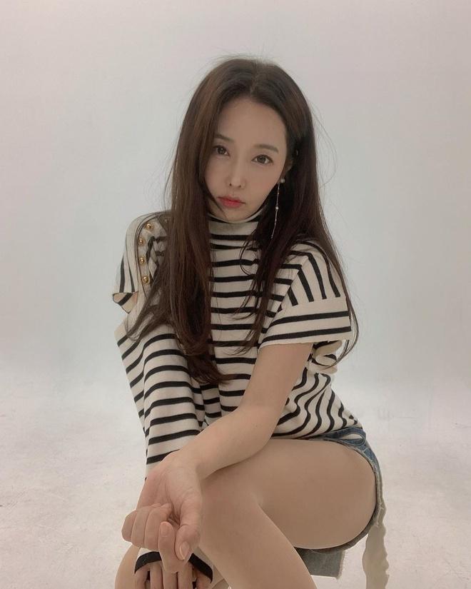 Nhờ sở hữu vóc dáng gợi cảm và vòng eo nhỏ nhắn, cô tự tin theo đuổi nhiều style ăn mặc khác nhau từ dễ thương cho đến cá tính, thanh lịch.