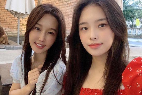 Nha sĩ Hàn Quốc 52 tuổi thường bị nhầm là chị của con gái