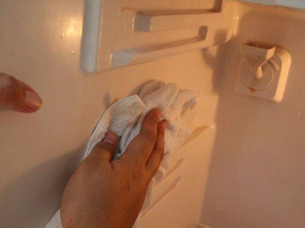 Cách làm sạch ngăn đá tủ lạnh nhanh - gọn trong 5 phút, thơm nức cả tuần-1