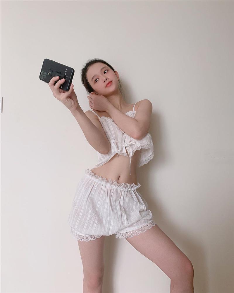 Kém 18 tuổi, Linh Ka khoe body bốc lửa chẳng kém Lan Ngọc khi đụng hàng đồ ngủ ren-1