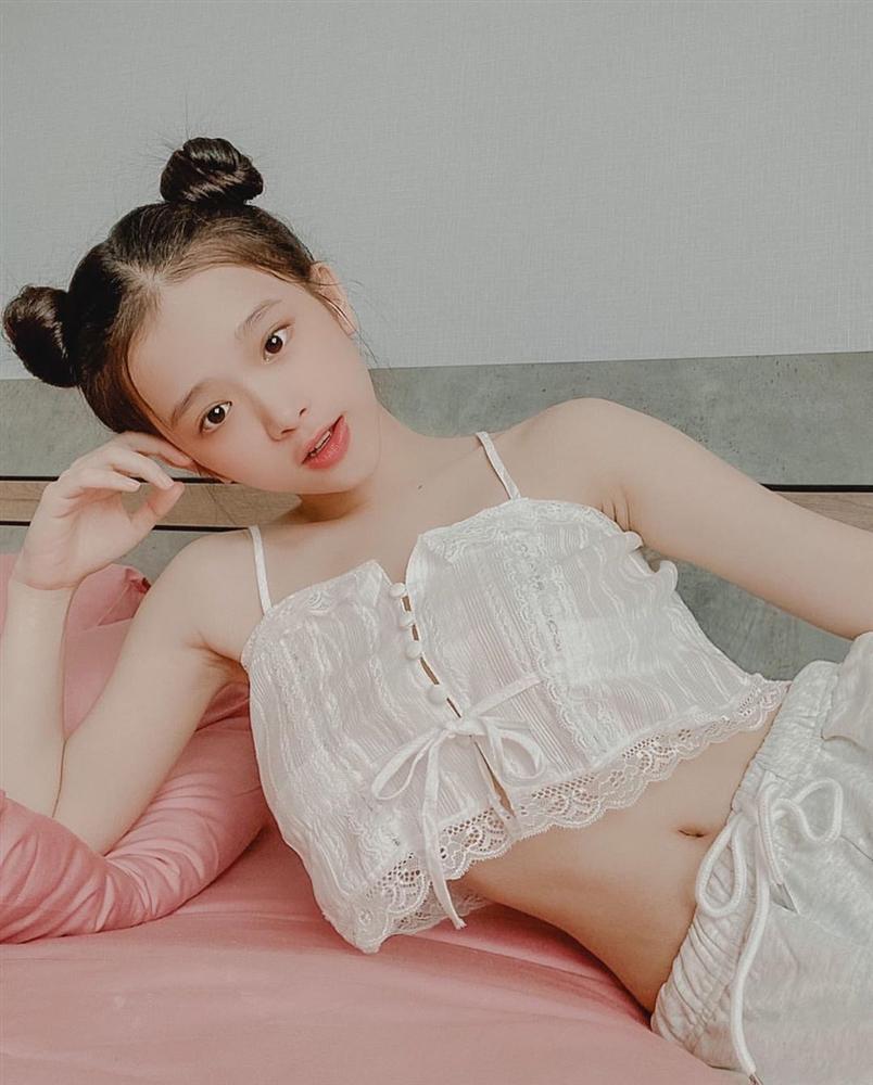 Kém 18 tuổi, Linh Ka khoe body bốc lửa chẳng kém Lan Ngọc khi đụng hàng đồ ngủ ren-2