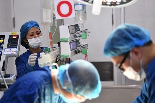 Phi công người Anh mắc Covid-19 sức khỏe nguy kịch, Bộ Y tế cân nhắc ghép phổi-2