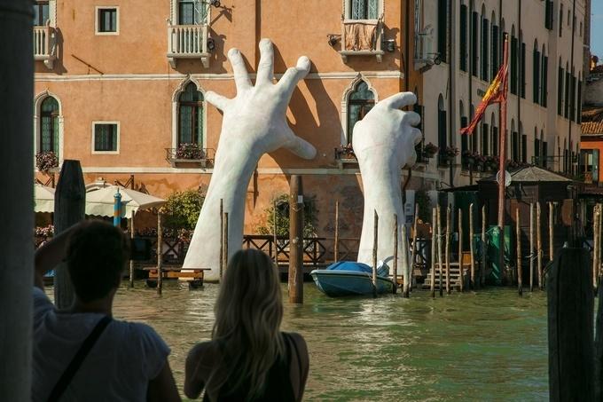 Điểm du lịch gây ấn tượng mạnh vì kiến trúc độc đáo trên thế giới, Việt Nam cũng tự hào góp mặt với Cầu Vàng-2