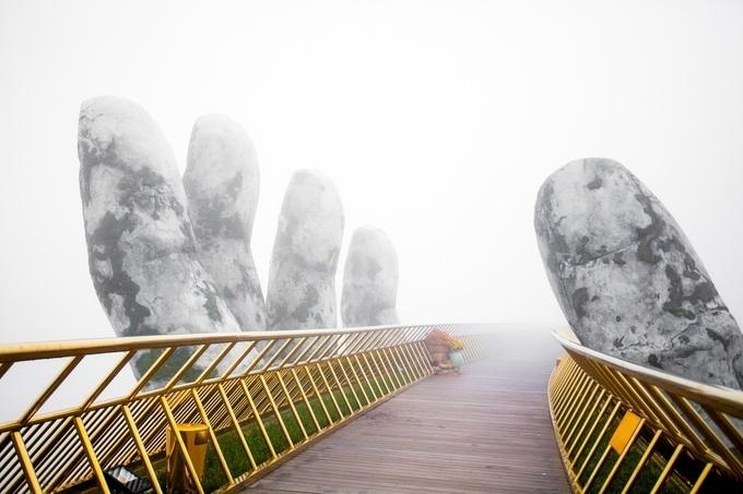 Điểm du lịch gây ấn tượng mạnh vì kiến trúc độc đáo trên thế giới, Việt Nam cũng tự hào góp mặt với Cầu Vàng-3