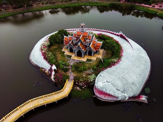 Điểm du lịch gây ấn tượng mạnh vì kiến trúc độc đáo trên thế giới, Việt Nam cũng tự hào góp mặt với Cầu Vàng-5