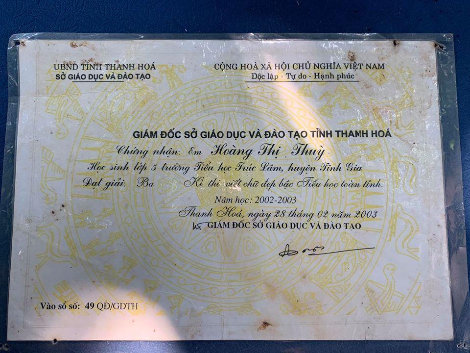 Tận mắt chứng kiến thành tích học tập xuất sắc xen lẫn tuổi thơ dữ dội của Á hậu Hoàng Thùy-1