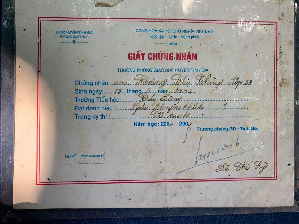 Tận mắt chứng kiến thành tích học tập xuất sắc xen lẫn tuổi thơ dữ dội của Á hậu Hoàng Thùy-2