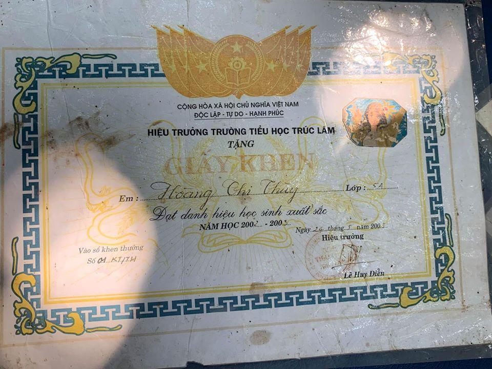 Tận mắt chứng kiến thành tích học tập xuất sắc xen lẫn tuổi thơ dữ dội của Á hậu Hoàng Thùy-3