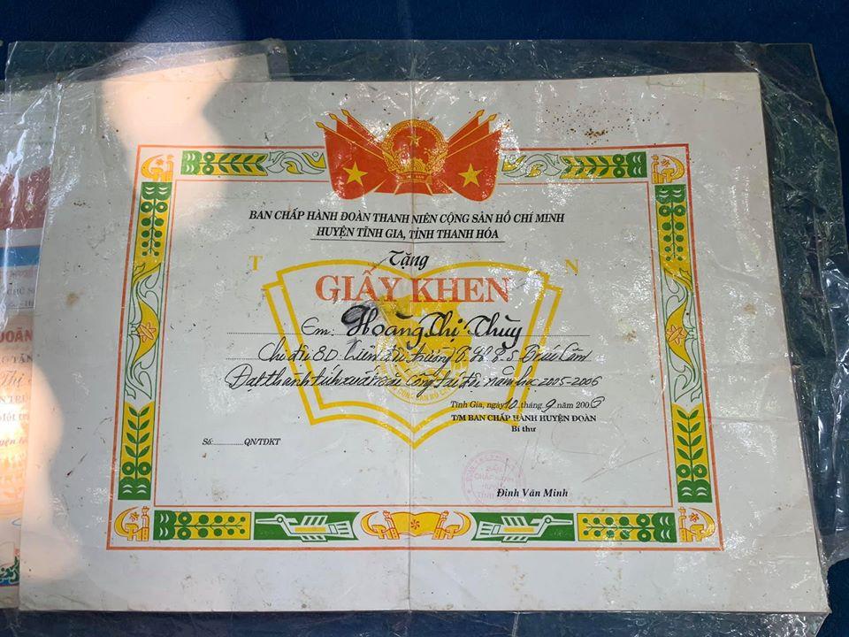 Tận mắt chứng kiến thành tích học tập xuất sắc xen lẫn tuổi thơ dữ dội của Á hậu Hoàng Thùy-4