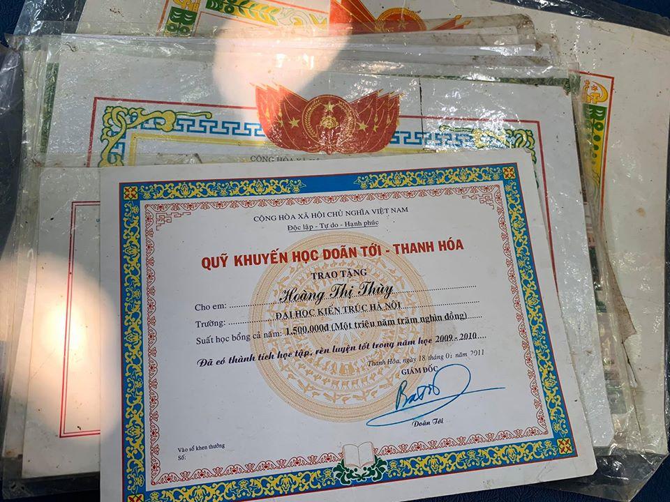 Tận mắt chứng kiến thành tích học tập xuất sắc xen lẫn tuổi thơ dữ dội của Á hậu Hoàng Thùy-5