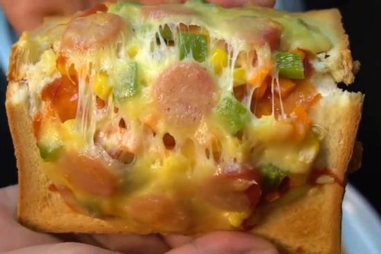 Cách làm pizza bằng bánh sandwich chỉ tốn 10 phút