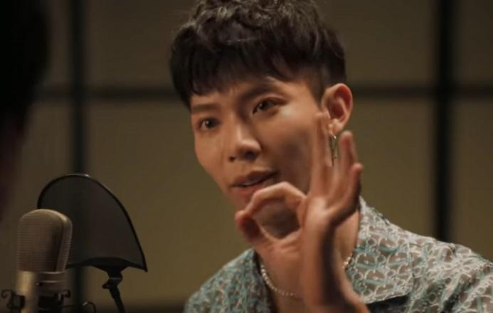 Body cuộn múi nhưng mặt hom hem, Erik bị chê không xứng với Tiểu Vy trong MV mới-5