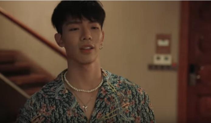 Body cuộn múi nhưng mặt hom hem, Erik bị chê không xứng với Tiểu Vy trong MV mới-6