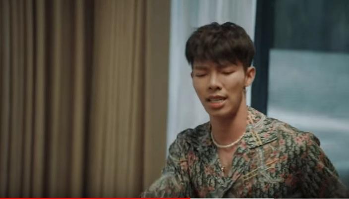 Body cuộn múi nhưng mặt hom hem, Erik bị chê không xứng với Tiểu Vy trong MV mới-7