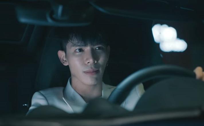 Body cuộn múi nhưng mặt hom hem, Erik bị chê không xứng với Tiểu Vy trong MV mới-8