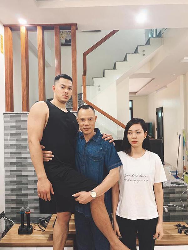 Bức ảnh gia đình 24 năm trước - sau: Con dù cao lớn đến đâu vẫn mãi là con của bố-2