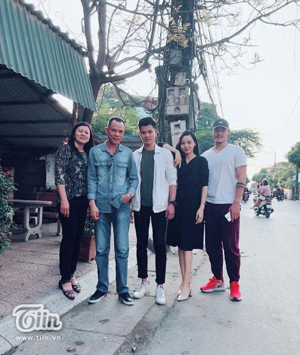 Bức ảnh gia đình 24 năm trước - sau: Con dù cao lớn đến đâu vẫn mãi là con của bố-3