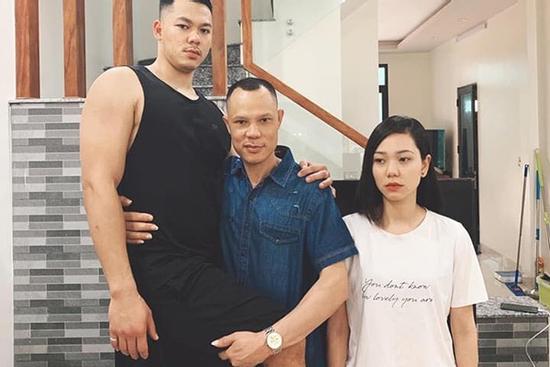 Bức ảnh gia đình 24 năm trước - sau: Con dù cao lớn đến đâu vẫn mãi là con của bố