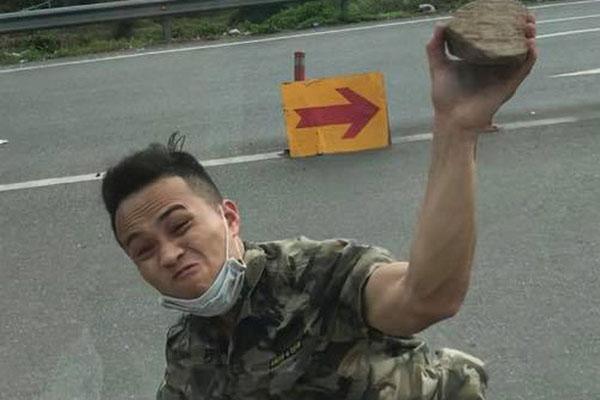 Thanh niên cầm gạch ném vỡ kính xe tải, tài xế bị rách cằm, còn đe dọa: Mày xuống đây, tao nhiều tiền án, tiền sự lắm rồi-1