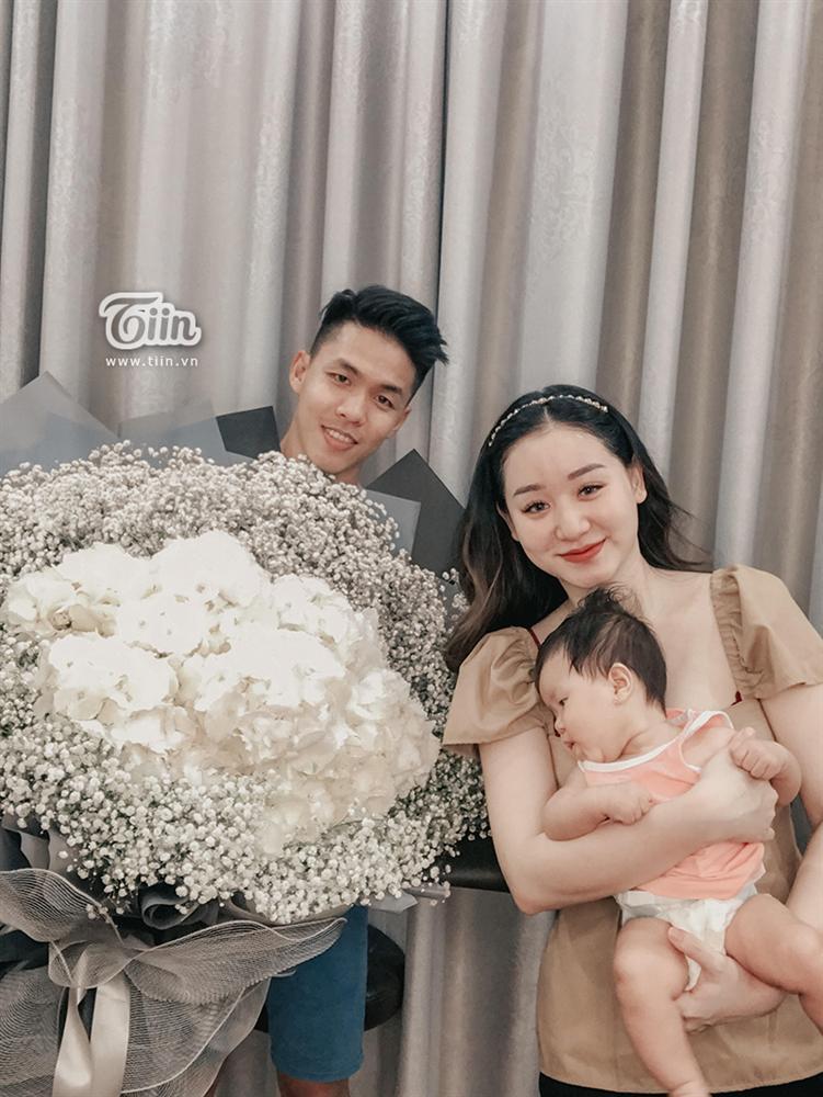 Vờ không chúc sinh nhật làm vợ khóc sụt sùi, cuối ngày chồng 9X tạ lỗi bằng 10 triệu tiền mặt và bó hoa siêu to khổng lồ-1