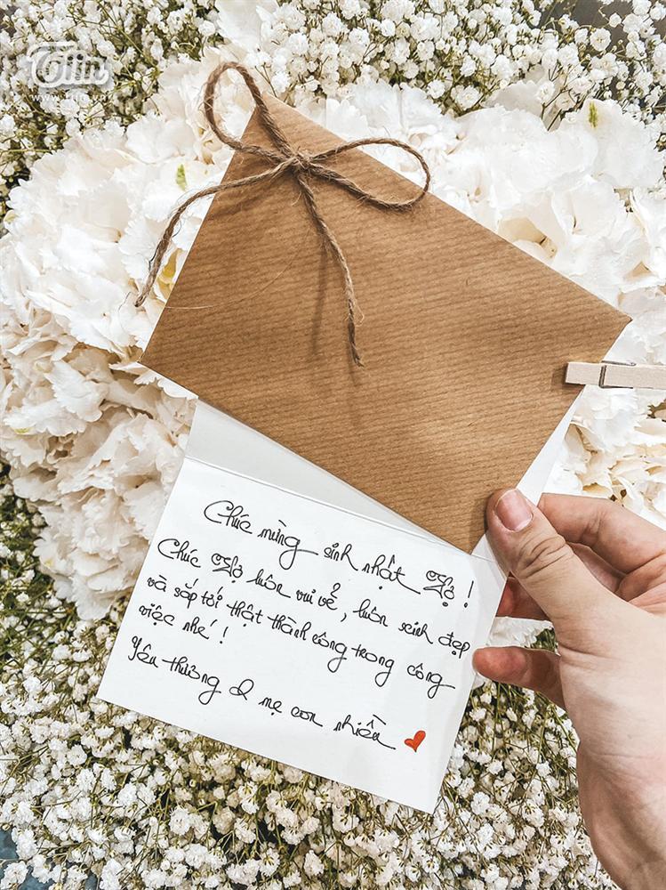 Vờ không chúc sinh nhật làm vợ khóc sụt sùi, cuối ngày chồng 9X tạ lỗi bằng 10 triệu tiền mặt và bó hoa siêu to khổng lồ-4