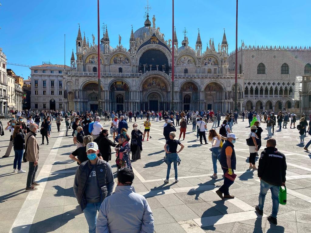 Italy thực hiện lệnh phong tỏa nghiêm ngặt sau khi số ca nhiễm virus corona ở mức cao nhất châu Âu. Quốc gia này hiện cho phép người dân rời khỏi nhà để đi làm sau 6 tuần.