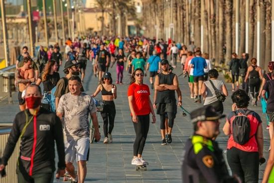 Nới lỏng phong tỏa, dân thế giới đổ ra đường vui chơi, tắm biển