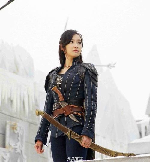 Victoria: Trong bộ phim Vương quốc ảo, Victoria từng khiến khán giả Hàn và Trung cười chế giễu vì diễn xuất có phần cẩu thả, quá lố. Trong một phân cảnh nhân vật của cô bị ngất xỉu, Victoria đã ngã xuống với một chân chổng lên trời. Nhiều người đùa rằng cựu trưởng nhóm f(x) do được tài trợ đôi giày hàng hiệu nên phải cố gắng khoe ra.