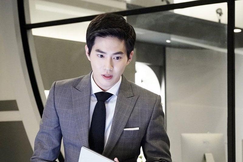 Suho (EXO): Suho từng đóng vai Yoochan trong bộ phim Rich Man. Tuy nhiên, nam thần tượng nhận nhiều chỉ trích của fan bởi biểu cảm gương mặt đơ cứng, đặc biệt trong những phân cảnh nổi giận với nữ chính. Suho gây khó chịu với những hành động trợn mắt, la ó, khiến người xem cảm thấy ngán ngẩm hơn là nhập tâm.