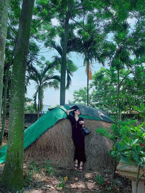 Lệ Quyên tạo dáng độc với túi hiệu 1,8 tỷ bên đống rơm, ruộng lúa-1