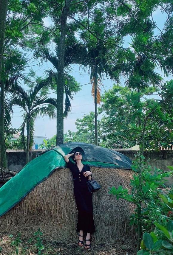 Lệ Quyên tạo dáng độc với túi hiệu 1,8 tỷ bên đống rơm, ruộng lúa-2