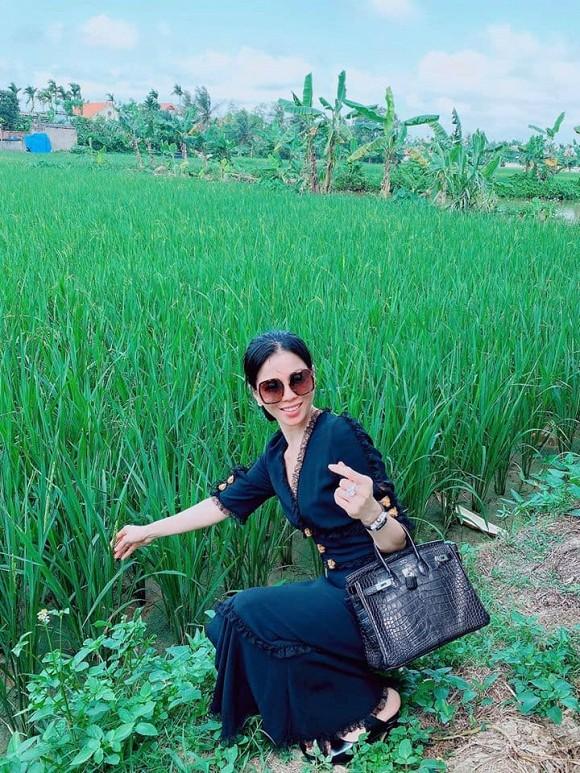 Lệ Quyên tạo dáng độc với túi hiệu 1,8 tỷ bên đống rơm, ruộng lúa-4