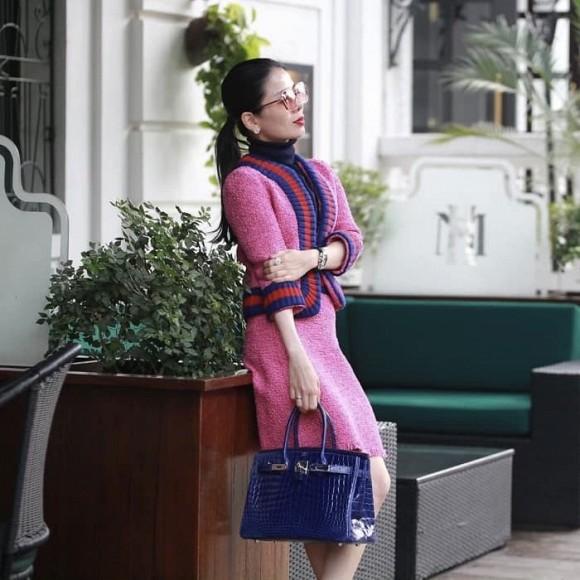 Lệ Quyên tạo dáng độc với túi hiệu 1,8 tỷ bên đống rơm, ruộng lúa-5