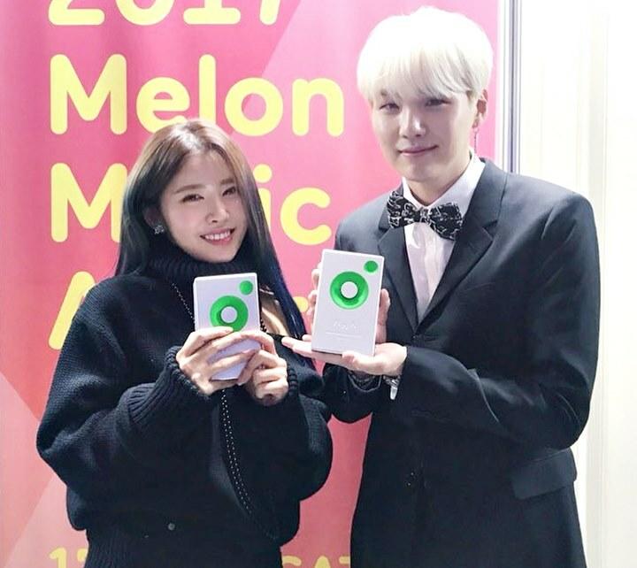 Fan nổi điên vì nữ ca sĩ mập mờ thả thính hẹn hò Suga (BTS)-4