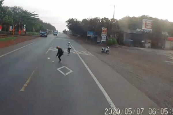 Clip: 2 thanh niên bốc đầu xe máy với tốc độ bàn thờ làm người đi đường ngã gãy chân tay-3