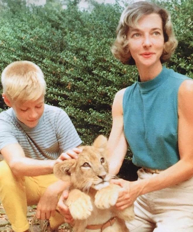 Bố và bà nội (làm bác sĩ thú y) của người đăng ảnh chụp hình bên con sư tử cưng mà họ nuôi trong 2 năm. Khoảnh khắc được ghi lại năm 1959. Ảnh: Imgur.