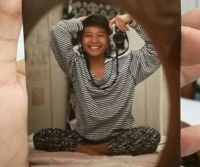 Bức selfie này được ghi lại năm 1989, ở thời điểm rất lâu trước khi con người tạo ra các app chụp ảnh sống ảo. Nhân vật trong ảnh dù không make up cầu kỳ vẫn được khen xinh đẹp, tươi tắn theo cách giản dị. Ảnh: @cmajorlips.