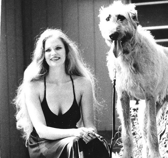 Dưới khoảnh khắc được chú thích: “Bà tôi và chú chó săn sói Ireland năm 1974”, dân mạng dành nhiều lời khen ngợi cho nhan sắc “cực phẩm” một thời. Ảnh: @-Rin.